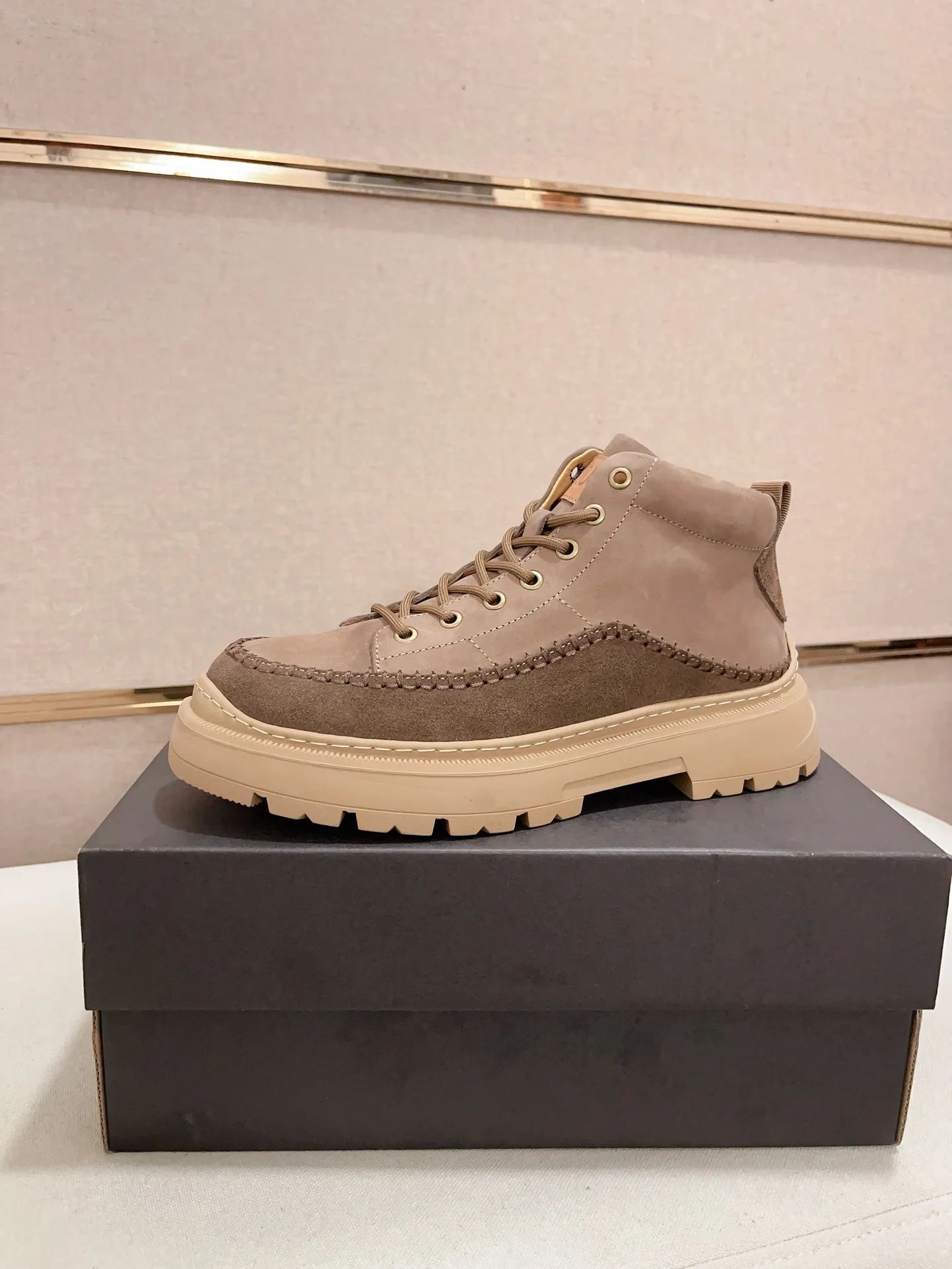 Factory price: 760💰North American men's shoes Ugg ☃️In the special sale of new high-quality men's shoes snow boots in autumn and winter, the nemesis of extreme cold weather! Made of cowhide leather, merino wool lining, and original outsole, whether driving, outdoor or daily wear, there is always one that suits you! Code number 39-44